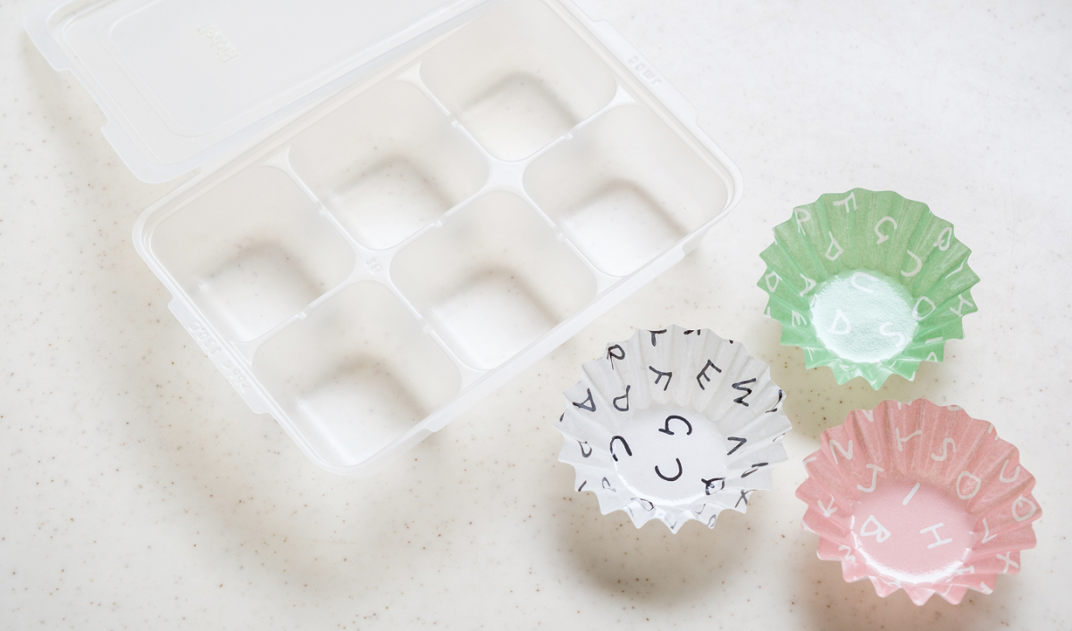 小分け冷凍で活躍するフリージング用の小分けトレーと惣菜カップ