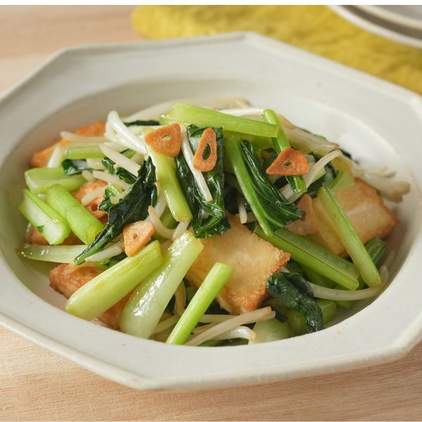 シャキシャキ食感！小松菜と厚揚げのにんにく炒め